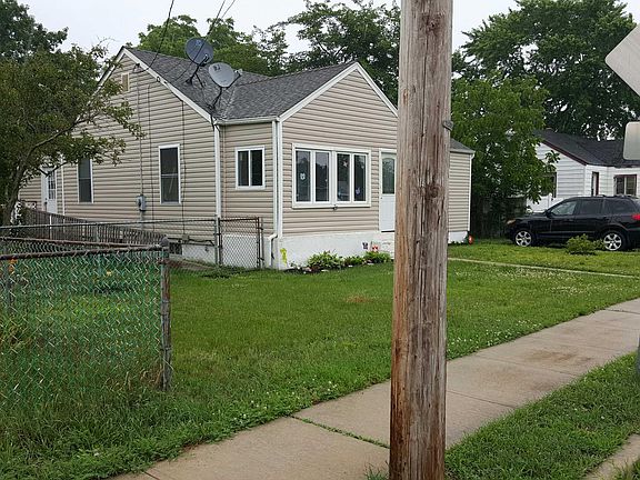 3rd image of 407 Manapaqua Ave
