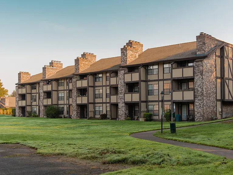 Devonshire Manor — Photo 4