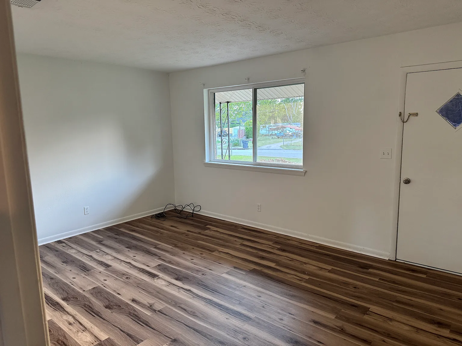 3 bed, 1.5 bath, 1236 sqft, $1,600 — Photo 3