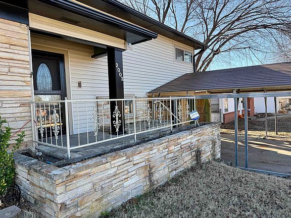2nd image of 2002 Redbud Ave