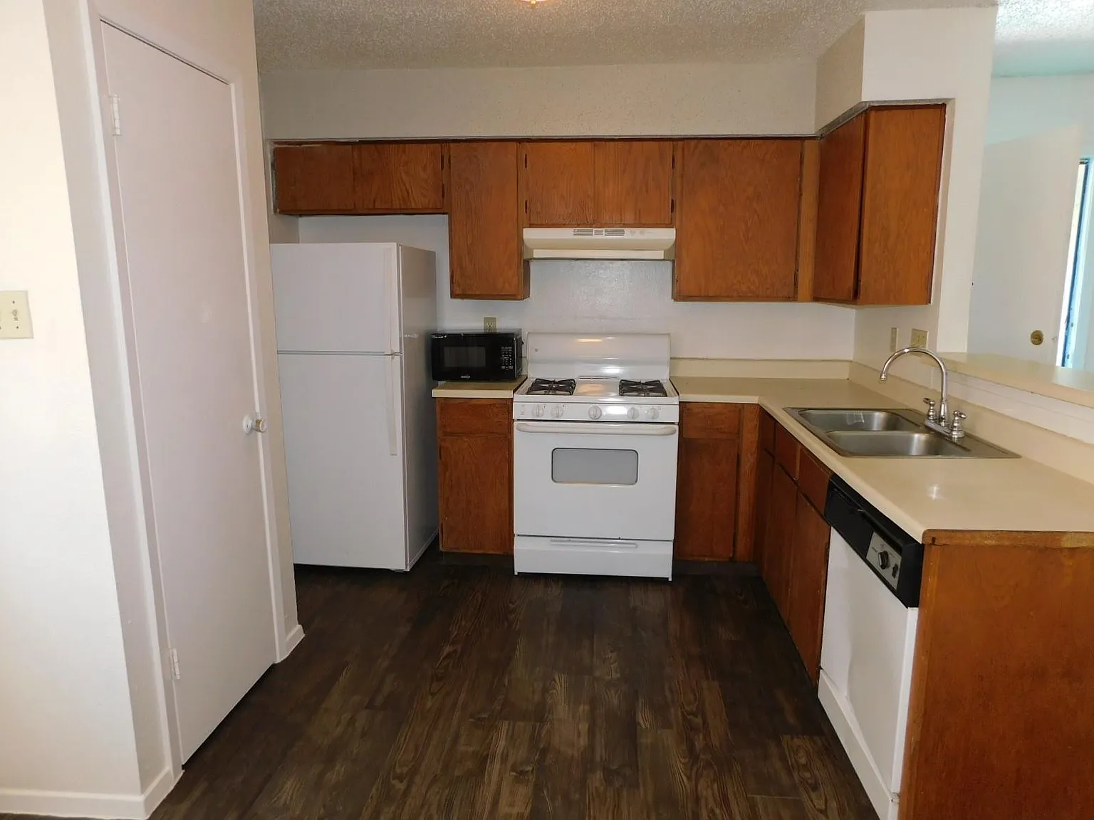 2 bed, 1.0 bath, 3120 sqft, $900 — Photo 2