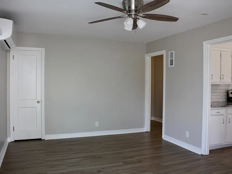 1017 Crestline Rd NW — Photo 2