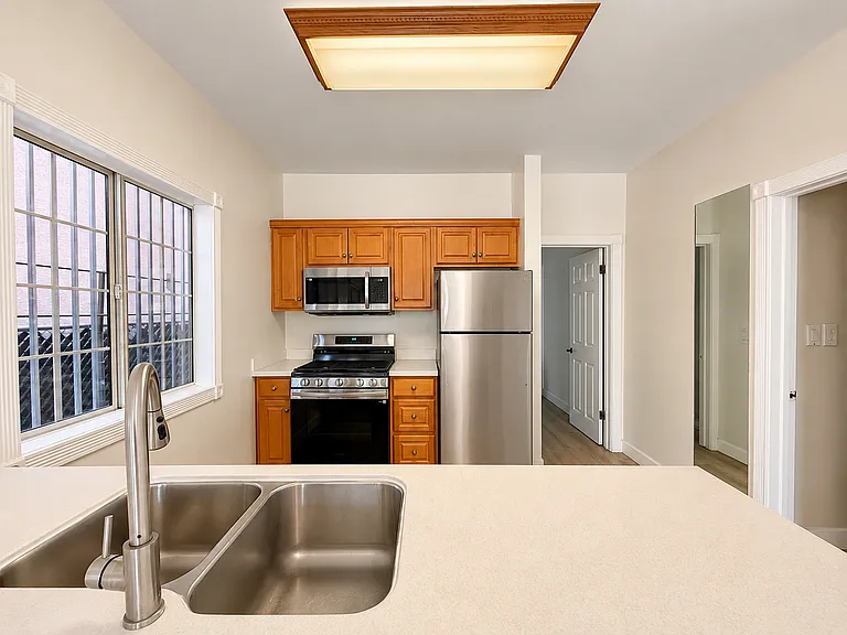 5754 Melrose Ave — Photo 3