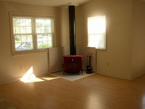3rd image of 831 Arondale Cres