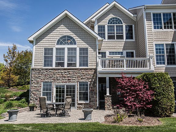 2 Story End-Unit Condo