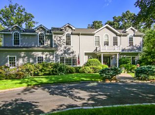 27 Stonewall Ln, Mamaroneck, NY 10543
