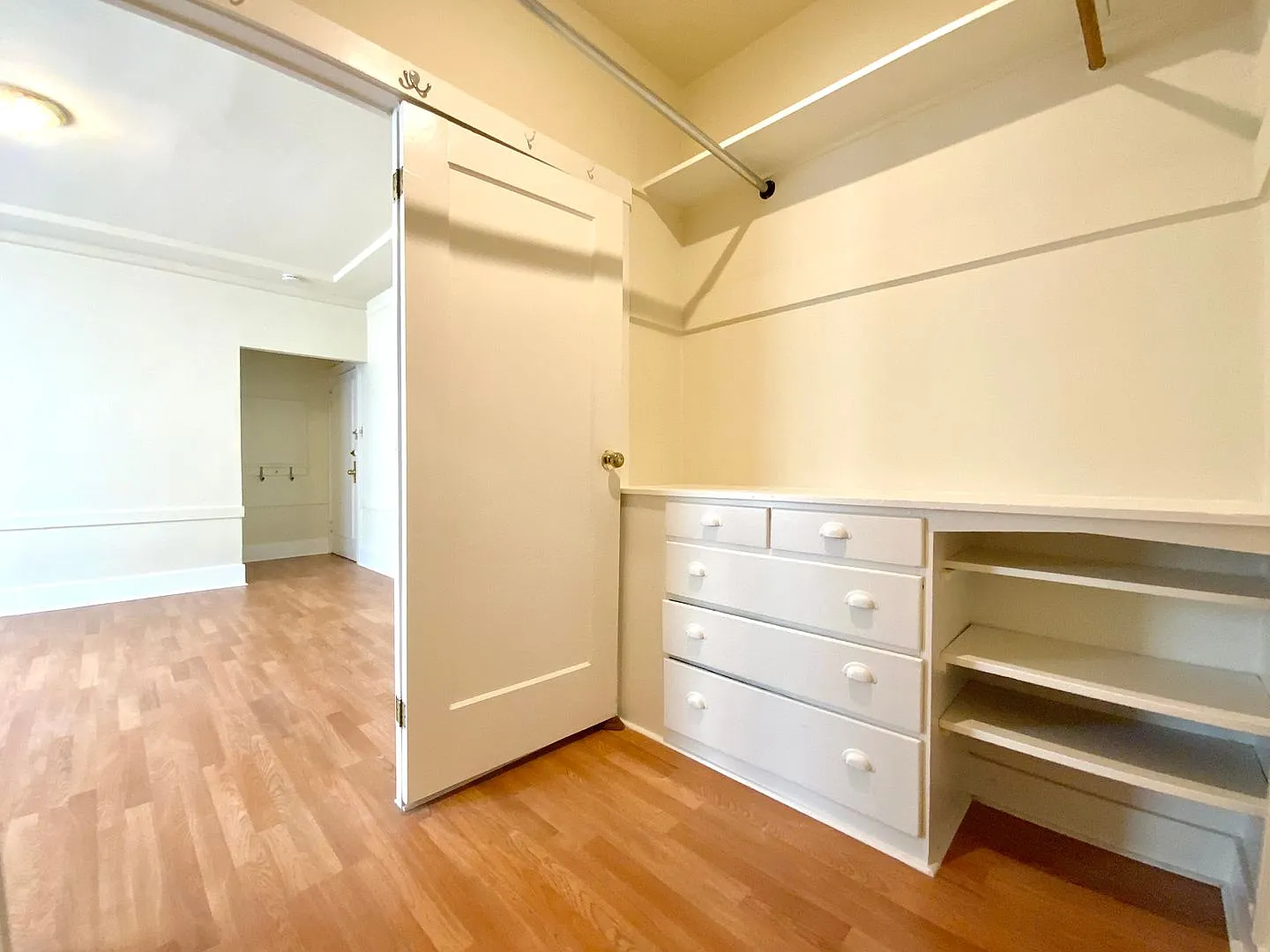 Large Closets In Russian Hill. Parking Available! Hardwood! — Photo 4