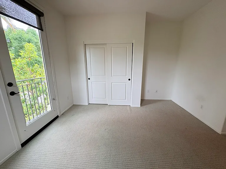 610 S Kroeger St — Photo 22