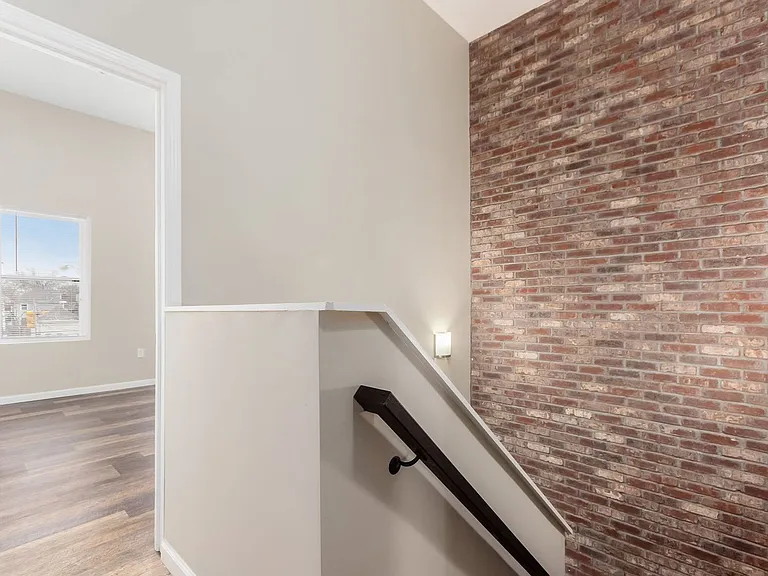 1363 Summit St — Photo 12