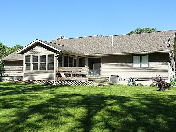 4th image of 44091 Woodview Dr