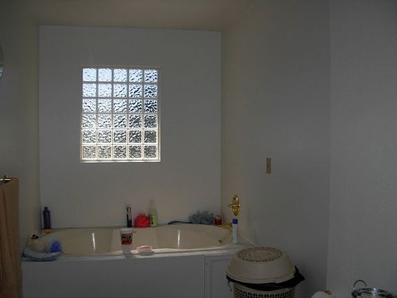 Upper level bath, jet tub