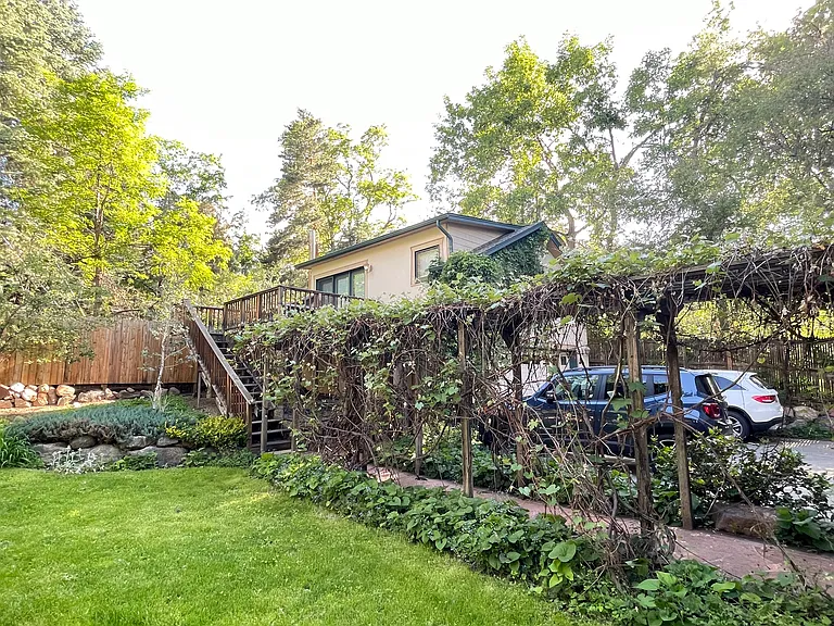 560 University Ave — Photo 76