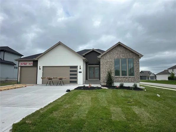 2037 SW Red Barn Ln, Lees Summit, MO 64082