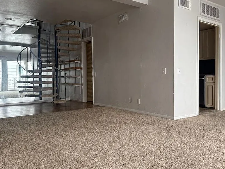 2704 San Pedro St #14 — Photo 4
