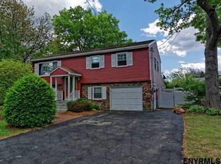 17 Moon Dr, Albany, NY 12205