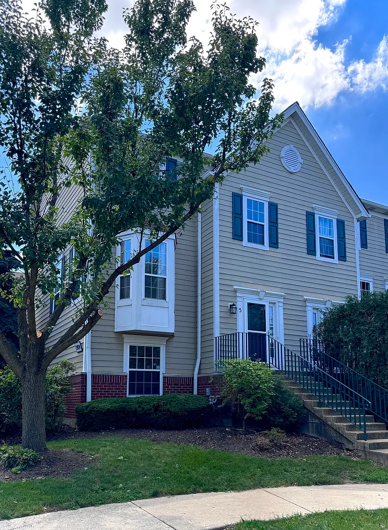 3 bed, 2.5 bath, 1500 sqft, $2,400 — Photo 1