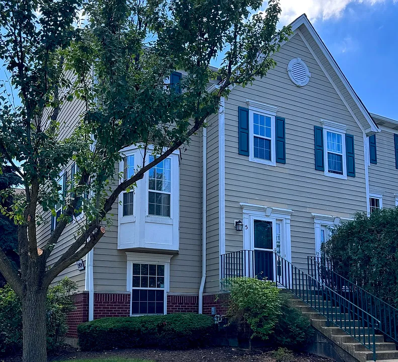 2424 Courtyard Cir #5
