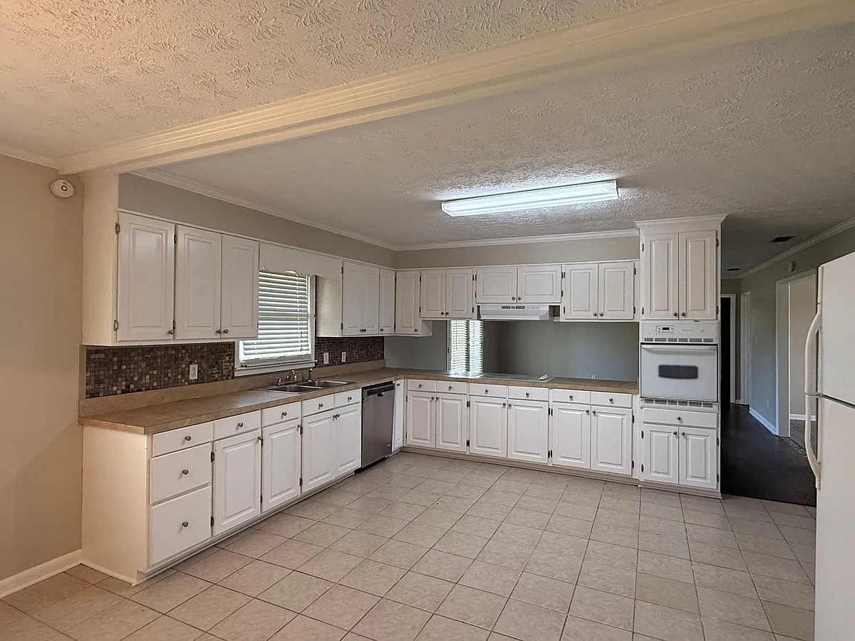 Building Photo - 3028 Academy Dr
