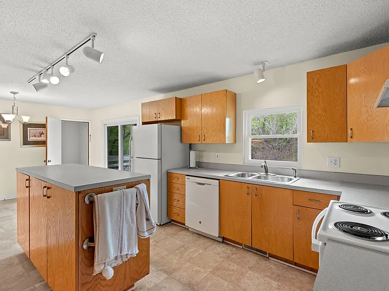 720 Marthas Chapel Rd — Photo 7
