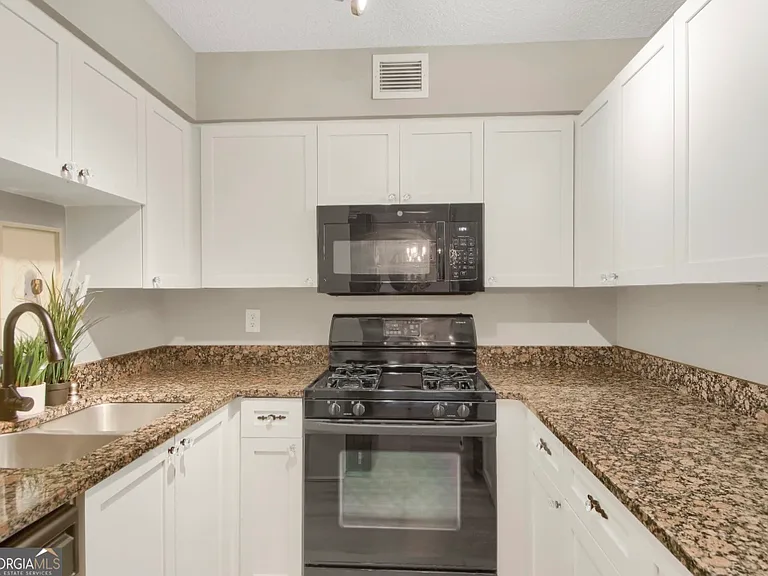 2479 Peachtree Rd NE — Photo 5