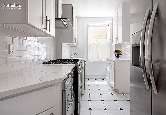 5th image of 300 W 108th St APT 3A