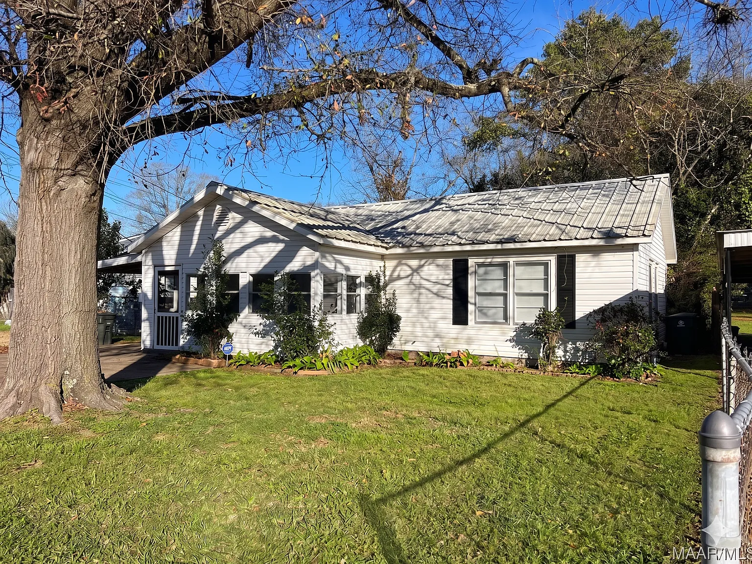 2 bed, 1.0 bath, 792 sqft, $900 — Photo 1