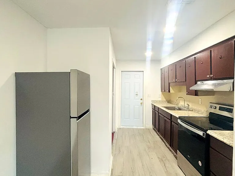 468 Oregon Ave — Photo 4