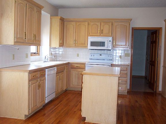 Spacious eat-in kitchen