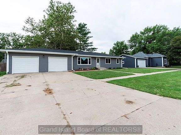 3rd image of 207 W 13th St