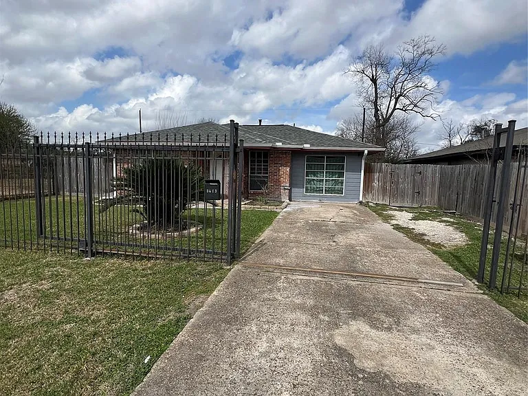 3613 Sparrow St — Photo 1