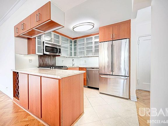 2nd image of 10 W 74th St APT 5B