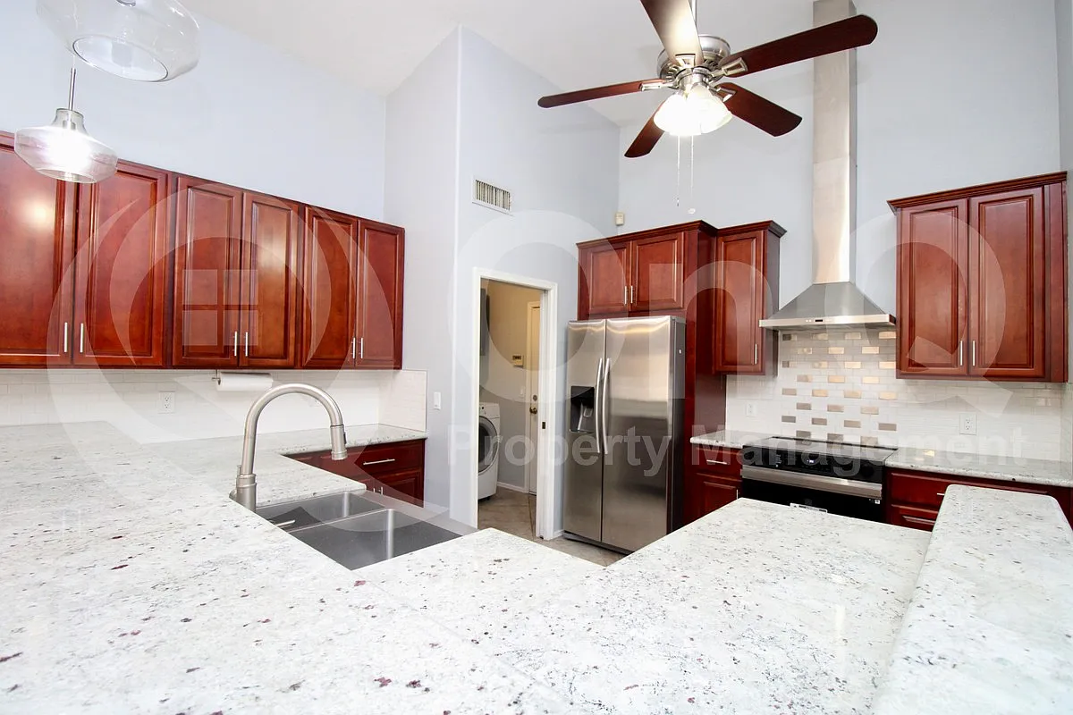 3 bed, 2.0 bath, 2310 sqft, $2,900 — Photo 4