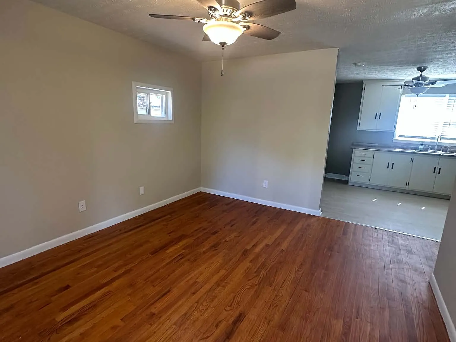 3 bed, 900 sqft, $1,600 — Photo 2