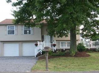 8 Wheatfield Dr, Cranberry Township, PA 16066