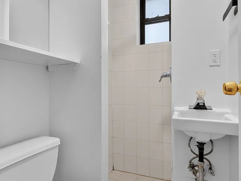 631 E 11th St #24 — Photo 15
