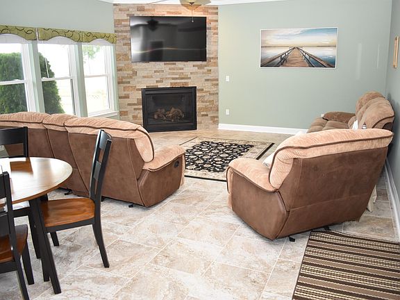 4th image of 39046 Lakeshore Dr