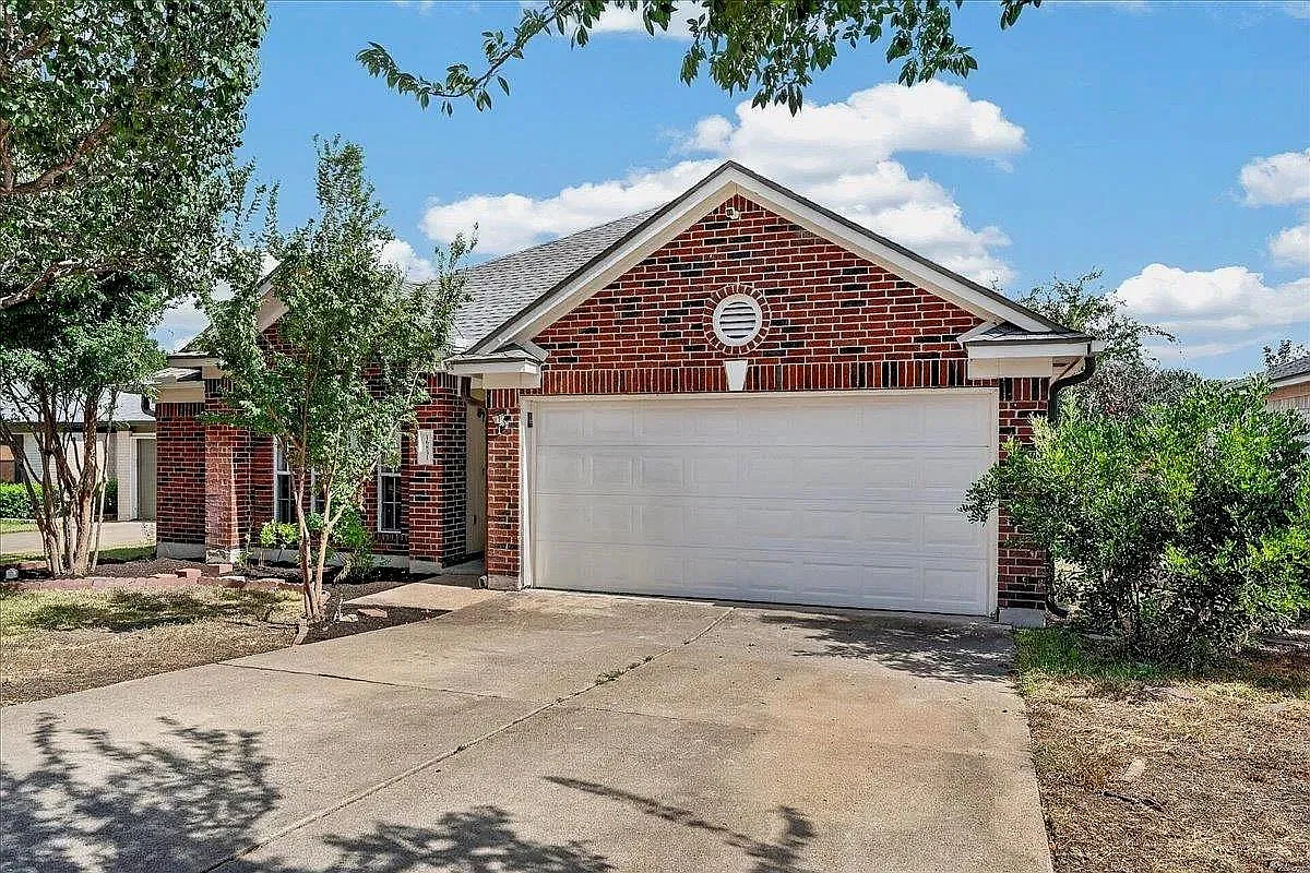 3 bed, 2.5 bath, 1666 sqft, $2,200 — Photo 2