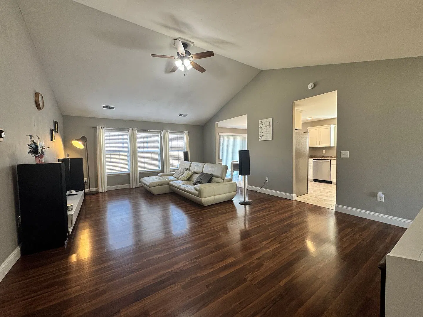 Beautiful 3 Bedroom Home in Woodland Hills! — Photo 4