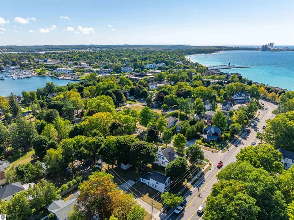 204 Petoskey Ave, Charlevoix, MI 49720