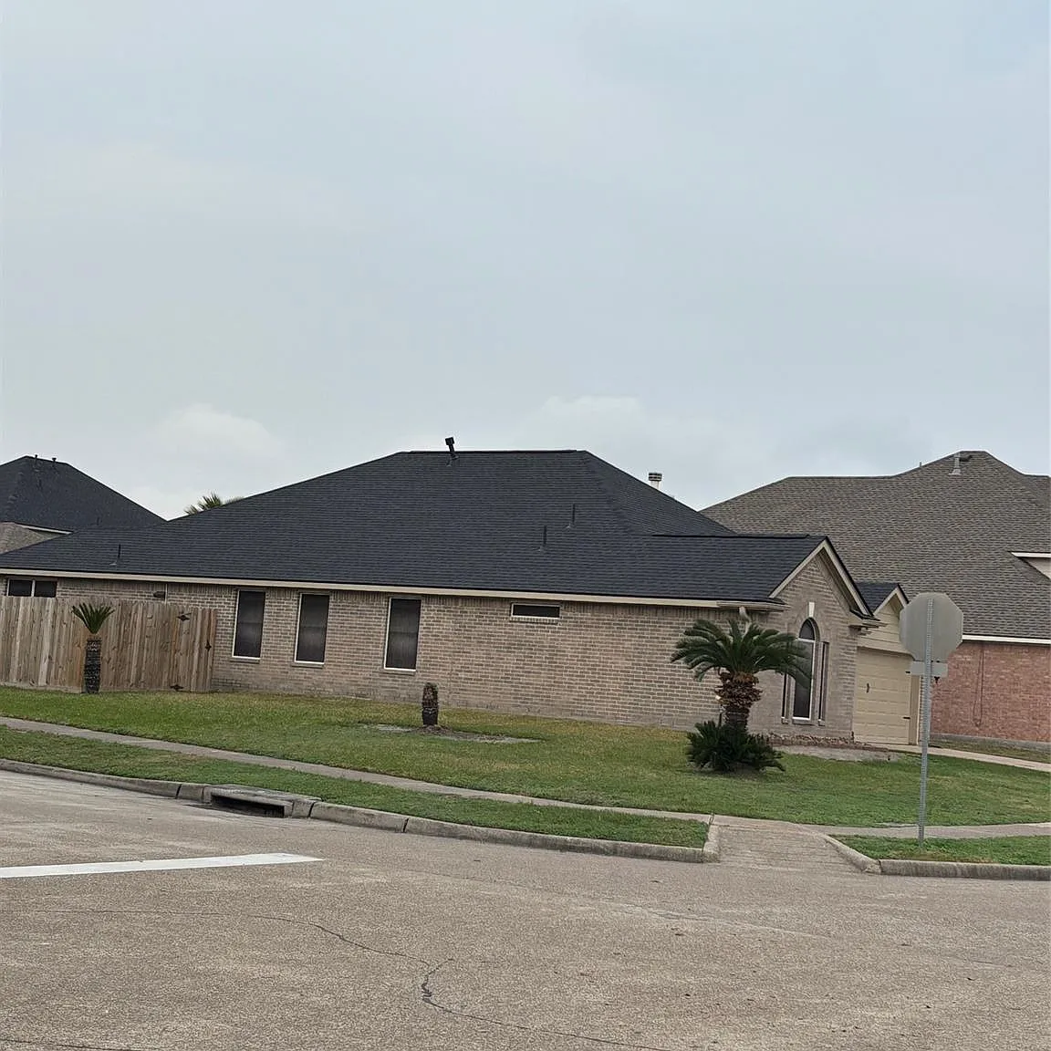 3 bed, 2.0 bath, 2037 sqft, $2,200 — Photo 2
