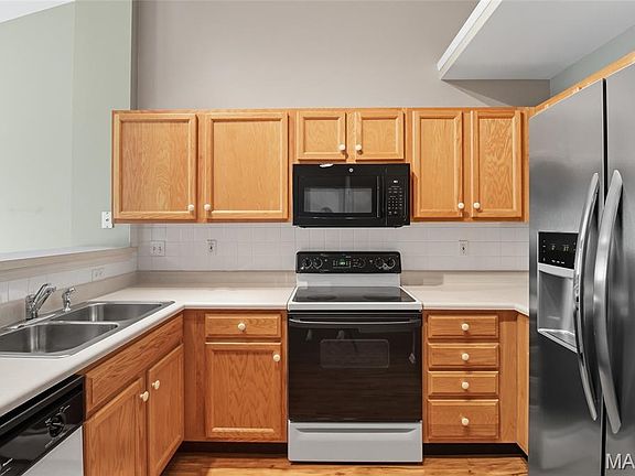 3rd image of 3262 Country Hollow Dr