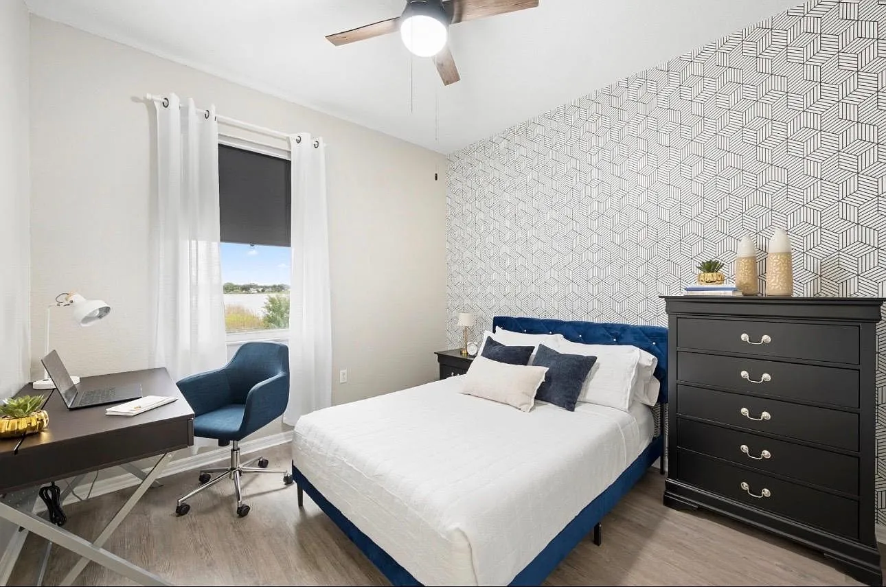 4 bed, 2.0 bath, 1726 sqft, $806 — Photo 1