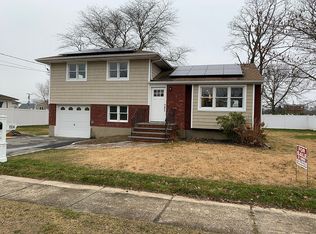 856 Pease Ln, West Islip, NY