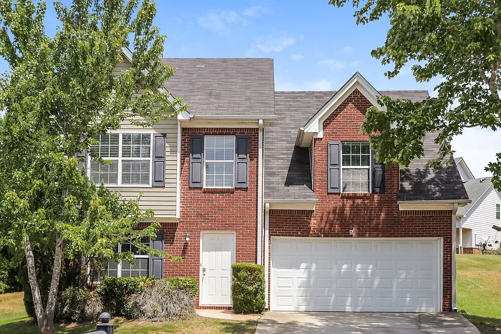 4 bed, 2.5 bath, 2221 sqft, $2,085 — Photo 1