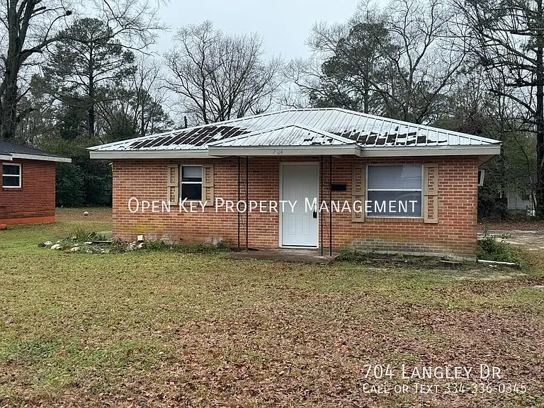 704 Langley Dr — Photo 2