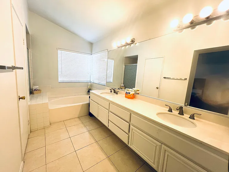 12950 Pan Am Blvd — Photo 12