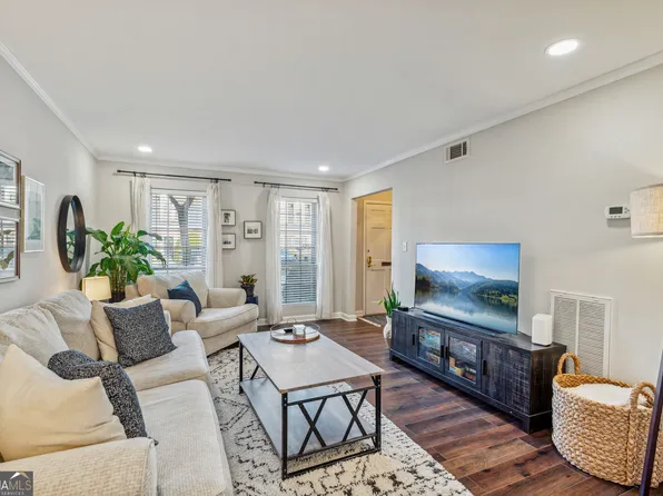 13 Queen Anne Pl NW, Atlanta, GA 30318