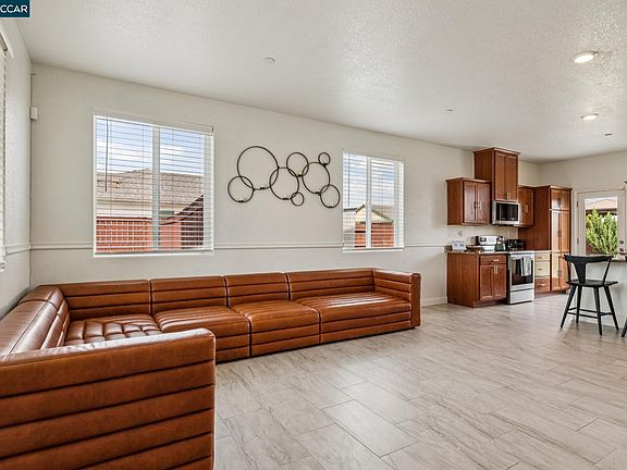 3rd image of 4748 Beacon Way