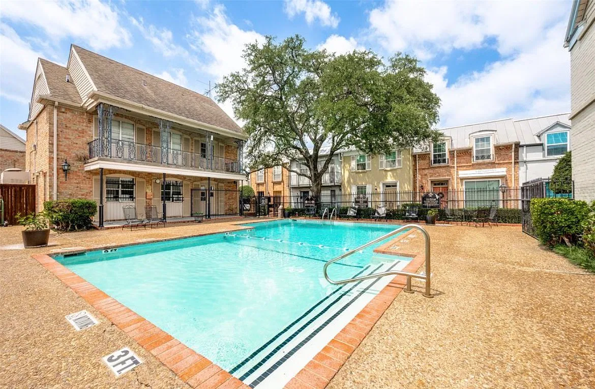 2 bed, 1.5 bath, 1048 sqft, $1,745 — Photo 2