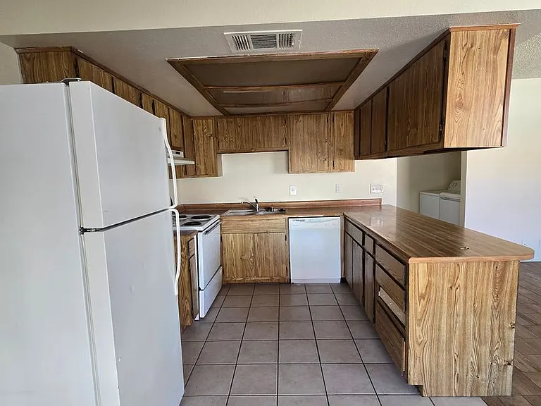 4300 N Lamont St #201 — Photo 5